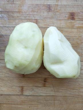 土豆削皮切条状