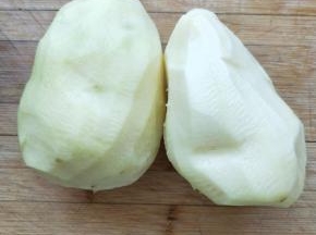 土豆削皮切条状