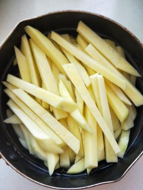 土豆切条用冷水浸泡，