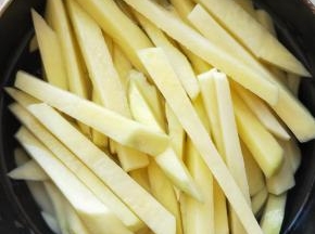 土豆切条用冷水浸泡，