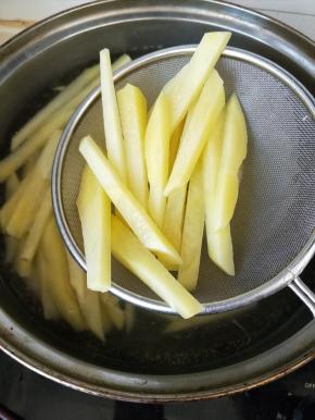 用开水焯熟，放入冷水冰一下。