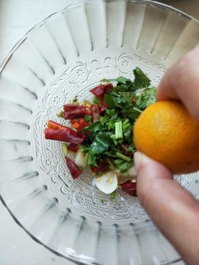 蒜切片，葱，香菜切碎，干辣椒切段，挤上柠檬汁