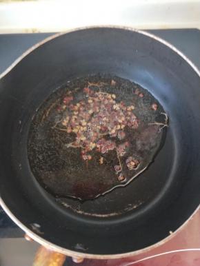 花椒用油爆香。花椒捞出不要，即成花椒油。