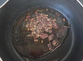 花椒用油爆香。花椒捞出不要，即成花椒油。