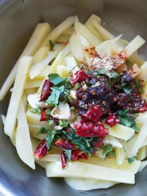 放一勺老抽,将食材和酱汁搅拌均匀即可装盘