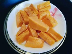首先将南瓜去皮，去瓤，洗干净切块，放在盘子里，隔水蒸熟，大约蒸10分钟样子，可以用筷子扎一下来辨别是否熟。