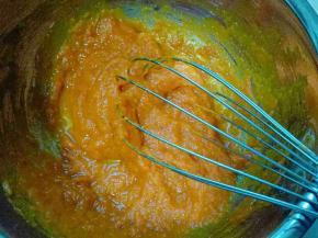 蒸熟的南瓜取出，把蒸出来的水倒掉(如果想多做几个馒头的话，蒸出来的水也可以不倒，那么就要适当加面粉) 用手动打蛋器把南瓜打成泥状。