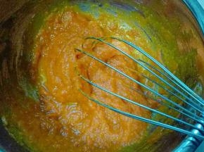 蒸熟的南瓜取出，把蒸出来的水倒掉(如果想多做几个馒头的话，蒸出来的水也可以不倒，那么就要适当加面粉) 用手动打蛋器把南瓜打成泥状。