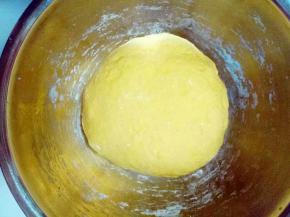 南瓜泥稍凉后，加入面粉，奶粉，酵母粉，揉成面团，面粉可以根据实际情况增减。盖上盖子发酵，(天冷放在暖和潮湿的地方发酵。)