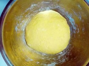 南瓜泥稍凉后，加入面粉，奶粉，酵母粉，揉成面团，面粉可以根据实际情况增减。盖上盖子发酵，(天冷放在暖和潮湿的地方发酵。)