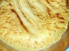 发酵好的面团全部是蜂窝眼。即为发酵完成。