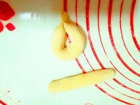 取15g的小面团，将每个面团搓成细长条，头尾相接，做成花瓣，依次做完。