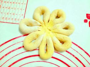 7个花瓣相接，中间部分捏紧。