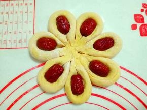 再每个花瓣中间塞一个大枣，花朵就做好了，(大枣洗干净，小孩吃的话建议去核)