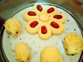 放入蒸锅中二次发酵，儿子还做了小兔子，小刺猬，哈哈
我蒸锅里放的是温水，所以发酵的比较快，约15分钟左右，发酵好的花朵馒头是原来的一至两倍大，就可以开火蒸。
冷水蒸，大火烧开后转中小火18分钟，关火闷5分钟即可。