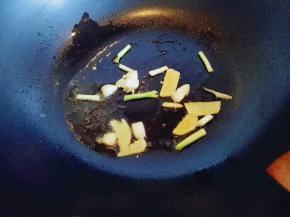 热锅冷油，加入葱姜蒜炒香。