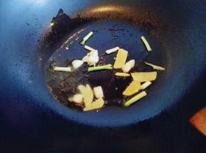 热锅冷油，加入葱姜蒜炒香。