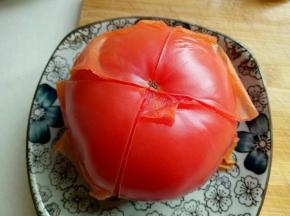 番茄去皮，开水中煮1-2分钟，捞出即可轻松剥掉皮，切丁备用。