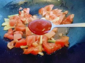 加入切好的番茄煸炒，加一勺番茄酱继续翻炒。
