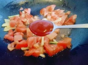 加入切好的番茄煸炒，加一勺番茄酱继续翻炒。