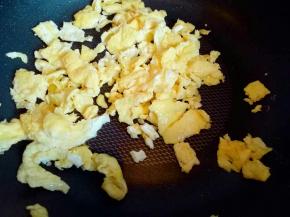 借口敲碗里，用筷子打散，锅中加入油，油温7成时倒入蛋液，小火煎饼，再切碎，盛出备用。