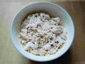 面疙瘩，水龙头打开，用最小的水滴到面粉碗里，边滴边用筷子搅出小疙瘩，(疙瘩大小可以根据个人喜欢。)