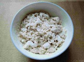 面疙瘩，水龙头打开，用最小的水滴到面粉碗里，边滴边用筷子搅出小疙瘩，(疙瘩大小可以根据个人喜欢。)