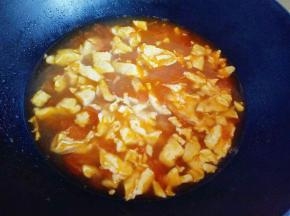 番茄汤已经滚开，加入煎好的鸡蛋。