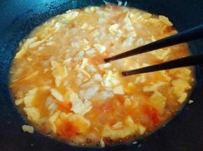 把做好的面疙瘩散落在汤里(不要一下子全部倒入锅中哦。)小火把面疙瘩煮熟。