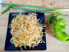 准备好材料，银鱼干用清水洗一下