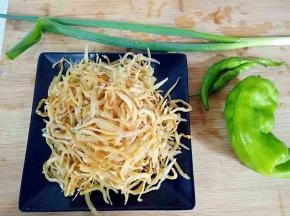 准备好材料，银鱼干用清水洗一下