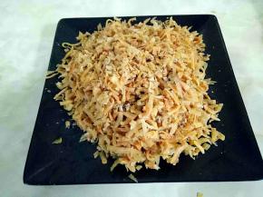 把清洗好的银鱼干用刀切碎