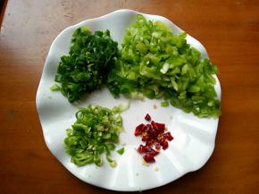 辣椒和葱全部切小块，偏碎的状态