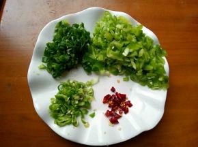 辣椒和葱全部切小块，偏碎的状态