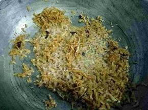 热锅冷油，放入干辣椒炒香，倒入银鱼小火翻炒至表面金黄