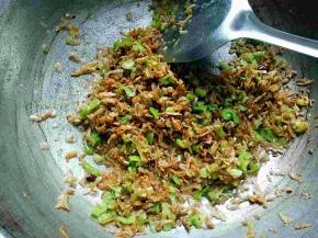 放入青椒和尖椒粒翻炒