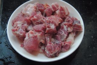 排骨买回洗净砍成小段