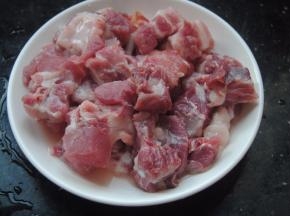 排骨买回洗净砍成小段