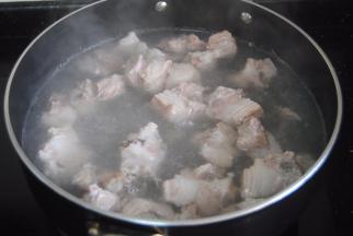 放入清水煮沸4分钟，期间要翻滚下排骨，冷水煮才能出尽血水