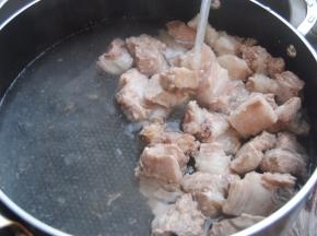 冷水冲净血沫备用
