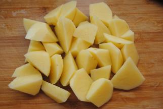 土豆去皮切滚刀块，不宜太大