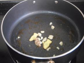 热锅，放入适量食用油，加入冰糖小火融化并炒出糖色