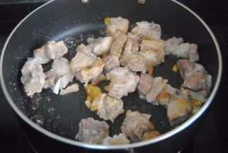 放入姜片蒜末爆香倒入排骨翻匀，加入料酒翻炒片刻