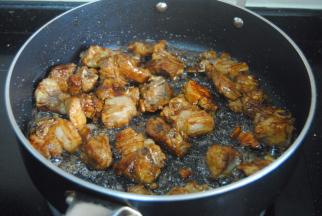 把老抽，酱油，蚝油都放入翻炒均匀至上色