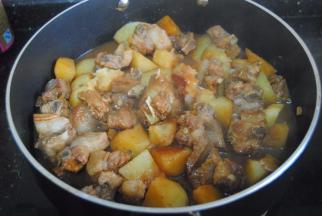 最后汁水浓稠即可出锅，土豆很绵密，排骨香喷喷！