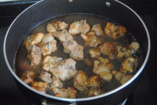 倒入没过排骨一半的清水，盖上锅盖焖煮10分钟，我的锅盖是没气孔的，如果是有气孔的，水可以稍微多一些