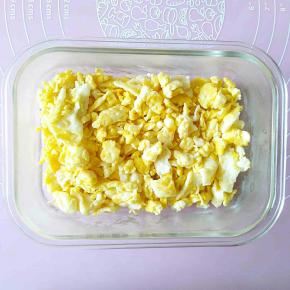 锅中放油，打入鸡蛋打散，熟后盛出放凉。