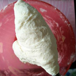 第一个重点来了，面粉放入容器中，左手拿水，右手拿筷子，保持小水流慢慢搅，一直搅到面团缠在筷子上了就可以了，盖好放在旁边醒面。