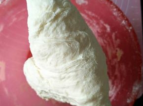 第一个重点来了，面粉放入容器中，左手拿水，右手拿筷子，保持小水流慢慢搅，一直搅到面团缠在筷子上了就可以了，盖好放在旁边醒面。