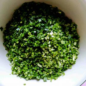 韭菜洗净切碎。